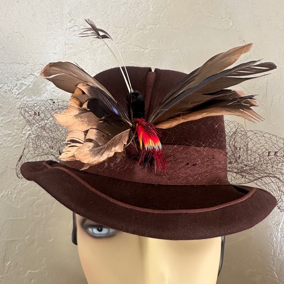 EXTRAORDINARY 1940s\' BROWN FELT FEDORA/SPLIT CROWN, VEIL & FEATHER \